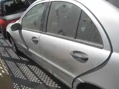 Sloopvoertuig mercedes-benz clase c (w203) berlina 220 cdi (203.006) van het jaar 2004 aangedreven 646963