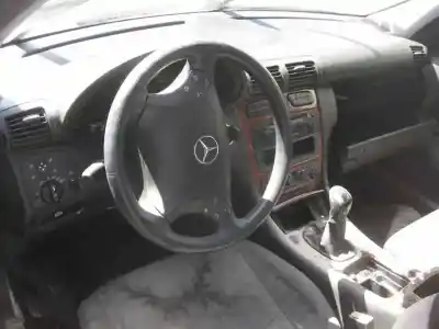 Sloopvoertuig mercedes-benz clase c (w203) berlina 220 cdi (203.006) van het jaar 2004 aangedreven 646963