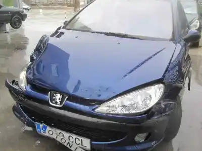 Véhicule à la ferraille peugeot 206 berlina xs de l'année 2002 alimenté kfw