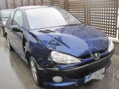 Véhicule à la ferraille peugeot 206 berlina xs de l'année 2002 alimenté kfw