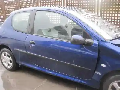 Véhicule à la ferraille peugeot 206 berlina xs de l'année 2002 alimenté kfw