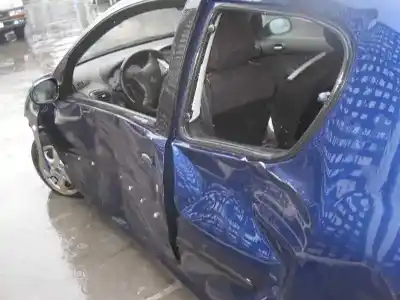 Véhicule à la ferraille peugeot 206 berlina xs de l'année 2002 alimenté kfw