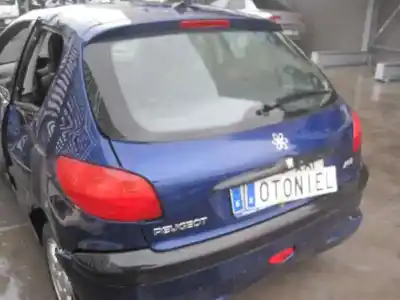 Véhicule à la ferraille peugeot 206 berlina xs de l'année 2002 alimenté kfw