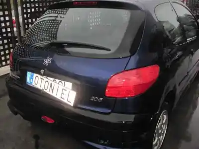 Véhicule à la ferraille peugeot 206 berlina xs de l'année 2002 alimenté kfw