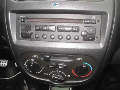 Véhicule à la ferraille peugeot 206 berlina xs de l'année 2002 alimenté kfw