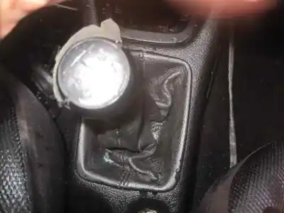 Véhicule à la ferraille peugeot 206 berlina xs de l'année 2002 alimenté kfw