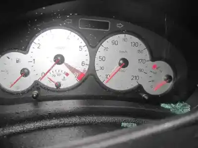 Véhicule à la ferraille peugeot 206 berlina xs de l'année 2002 alimenté kfw