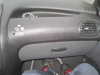 Véhicule à la ferraille peugeot 206 berlina xs de l'année 2002 alimenté kfw