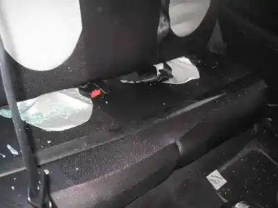 Véhicule à la ferraille peugeot 206 berlina xs de l'année 2002 alimenté kfw
