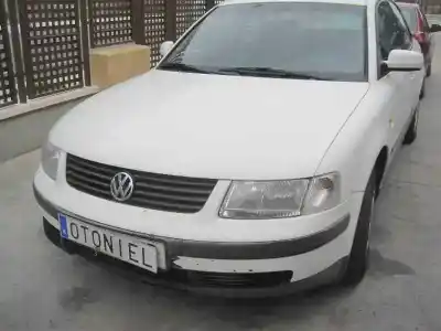 Vehículo de desguace VOLKSWAGEN PASSAT BERLINA (3B2) Comfortline del año 1999 con motor AJM