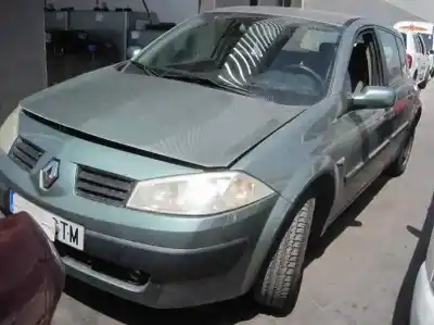 Véhicule à la ferraille renault megane ii classic berlina confort authentique de l'année 2004 alimenté k4j750
