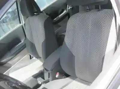 Véhicule à la ferraille renault megane ii classic berlina confort authentique de l'année 2004 alimenté k4j750