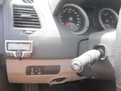 Véhicule à la ferraille renault megane ii classic berlina confort authentique de l'année 2004 alimenté k4j750