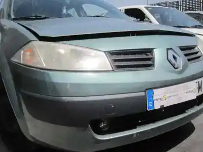 Véhicule à la ferraille renault megane ii classic berlina confort authentique de l'année 2004 alimenté k4j750