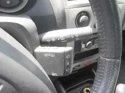 Véhicule à la ferraille renault megane ii classic berlina confort authentique de l'année 2004 alimenté k4j750