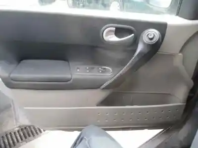 Véhicule à la ferraille renault megane ii classic berlina confort authentique de l'année 2003 alimenté k4j d7