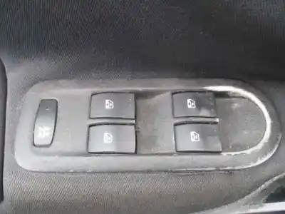 Véhicule à la ferraille renault megane ii classic berlina confort authentique de l'année 2003 alimenté k4j d7