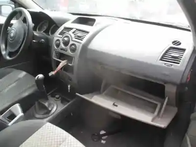 Véhicule à la ferraille renault megane ii classic berlina confort authentique de l'année 2003 alimenté k4j d7