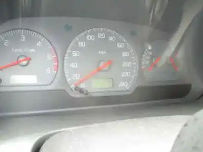 Sloopvoertuig volvo v40 familiar 1.9 diesel van het jaar 2000 aangedreven d4192t2
