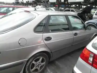 Véhicule à la ferraille saab 9-3 berlina 2.2 s tid de l'année 2001 alimenté d223l
