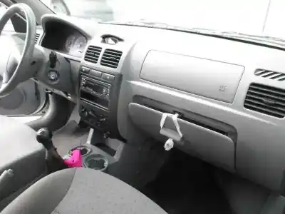 Veículo de Sucata kia rio rs berlina do ano 2004 alimentado a3d