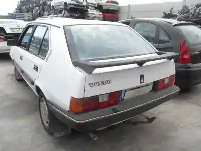 Véhicule à la ferraille VOLVO SERIE 340 345 DLS de l'année 1990 alimenté B172
