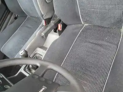 Véhicule à la ferraille volvo serie 340 345 dls de l'année 1990 alimenté b172