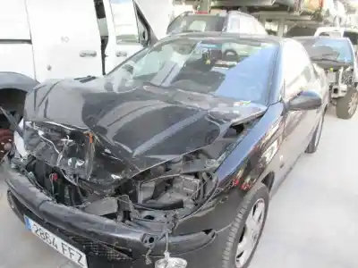 Veicolo di demolizione peugeot 206 cc cc dell'anno 2006 alimentato nfu