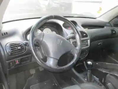 Veicolo di demolizione peugeot 206 cc cc dell'anno 2006 alimentato nfu