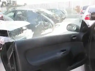 Veicolo di demolizione peugeot 206 cc cc dell'anno 2006 alimentato nfu