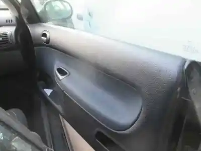Veicolo di demolizione peugeot 206 cc cc dell'anno 2006 alimentato nfu