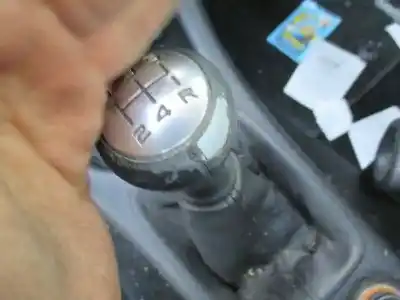 Veicolo di demolizione peugeot 206 cc cc dell'anno 2006 alimentato nfu