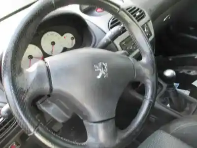 Veicolo di demolizione peugeot 206 cc cc dell'anno 2006 alimentato nfu