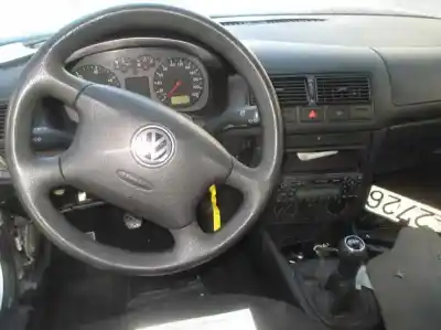 Vehicul casat volkswagen golf iv berlina (1j1) conceptline al anului 2000 alimentat alh