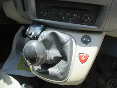 Véhicule à la ferraille renault scenic ii grand emotion de l'année 2006 alimenté k9kp732