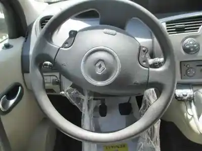 Véhicule à la ferraille renault scenic ii grand emotion de l'année 2006 alimenté k9kp732
