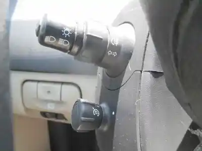 Véhicule à la ferraille renault scenic ii grand emotion de l'année 2006 alimenté k9kp732
