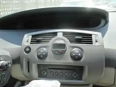Véhicule à la ferraille renault scenic ii grand emotion de l'année 2006 alimenté k9kp732