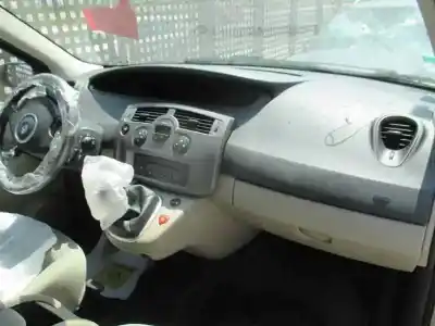 Véhicule à la ferraille renault scenic ii grand emotion de l'année 2006 alimenté k9kp732