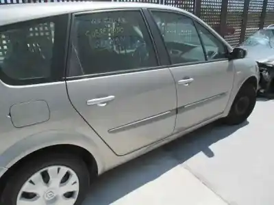 Véhicule à la ferraille renault scenic ii grand emotion de l'année 2006 alimenté k9kp732