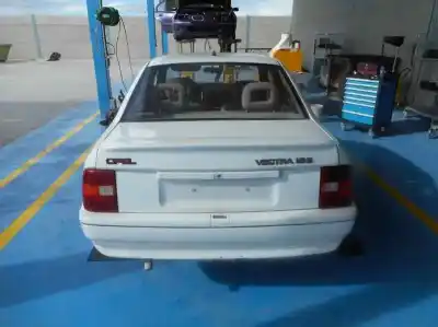 Véhicule à la ferraille opel vectra a 1.6 de l'année 1990 alimenté 16sv