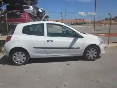 Véhicule à la ferraille renault clio iii authentique de l'année 2008 alimenté k9k768