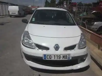 Véhicule à la ferraille renault clio iii authentique de l'année 2008 alimenté k9k768
