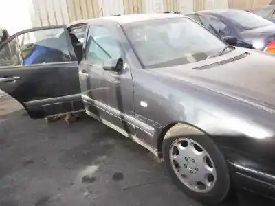 Véhicule à la ferraille mercedes-benz clase e (w210) berlina 320 (210.055) de l'année 1999 alimenté 104.995