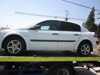 Véhicule à la ferraille renault megane ii classic berlina 1.5 dci diesel 82 cv / 60 kw de l'année 2004 alimenté k9k d7