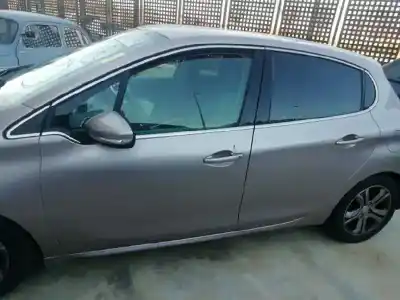 Vehicul casat peugeot 208 allure al anului 2012 alimentat 5fs