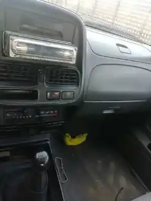 Veicolo di demolizione nissan pick-up (d22) 2.5 diesel dell'anno 2001 alimentato td25