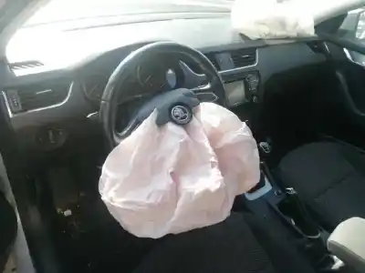 Здавання транспортного засобу skoda octavia combi (5e5) 1.6 tdi dpf року 2014 потужний clh