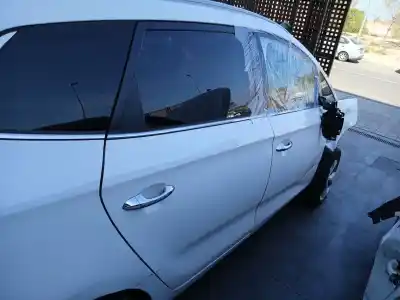 Véhicule à la ferraille kia carens iv 1.7 crdi de l'année 2013 alimenté d4fd