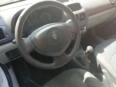 Veicolo di demolizione renault clio ii (bb_, cb_) 1.2 (bb0a, bb0f, bb10, bb1k, bb28, bb2d, bb2h, cb0a,... dell'anno 2001 alimentato d7f g7